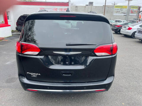 2017 Chrysler Pacifica Touring-L