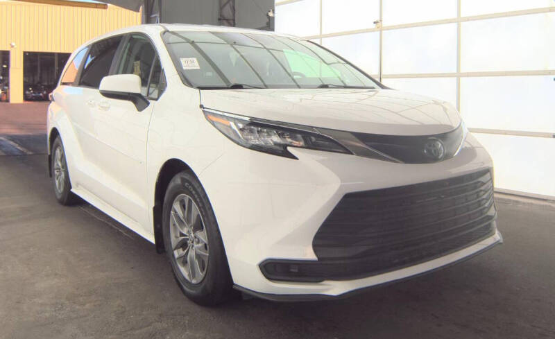 2023 Toyota Sienna LE's photo