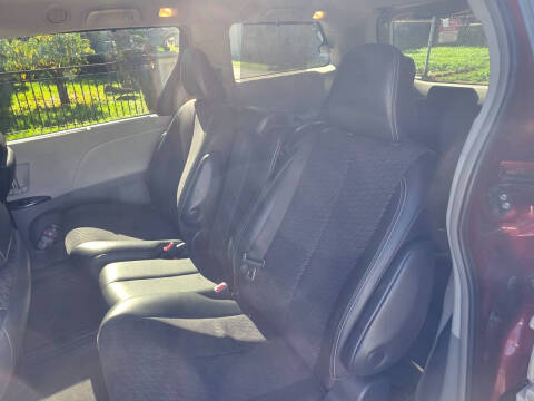 2013 Toyota Sienna SE 8-Passenger