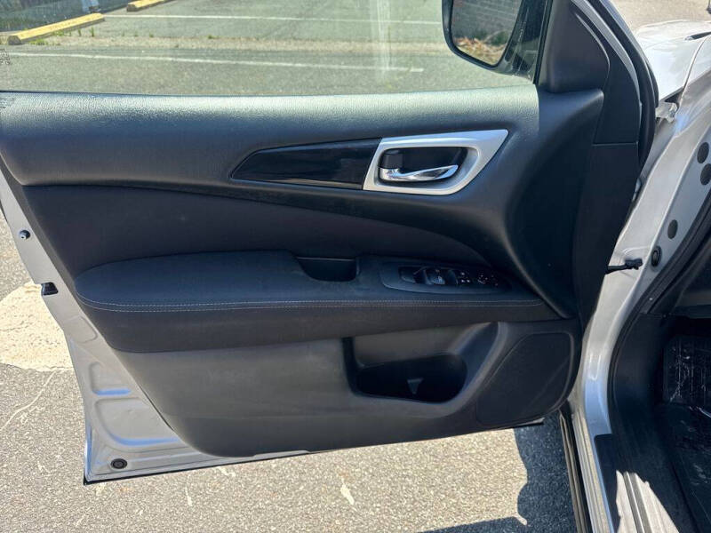 2017 Nissan Pathfinder SV