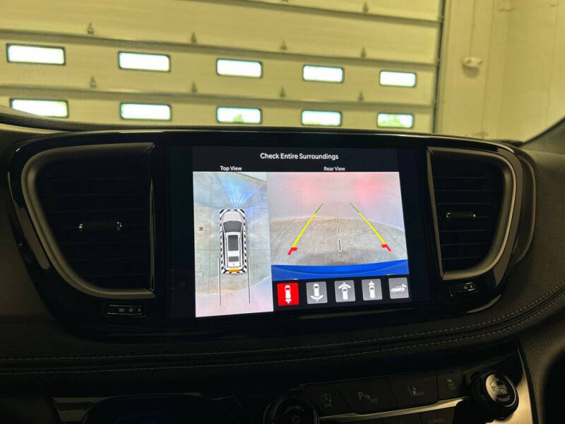 2027 Chrysler Pacifica Select