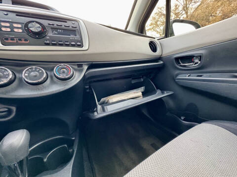 2013 Toyota Yaris 5-Door LE