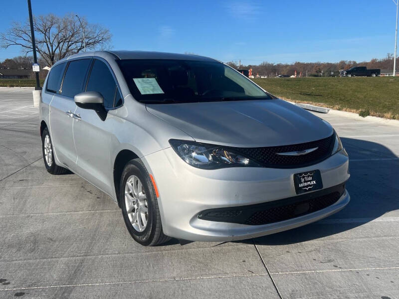 2022 Chrysler Voyager LX