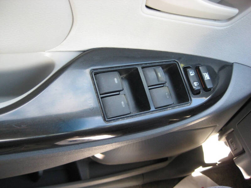 2011 Toyota Sienna LE 7-Passenger Auto Access Seat