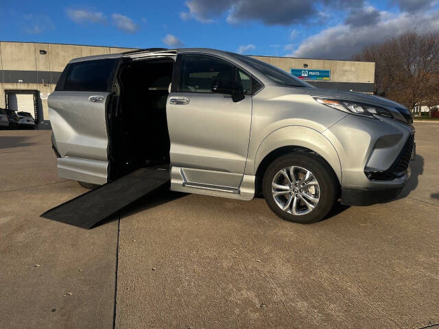 2022 Toyota Sienna XSE's photo