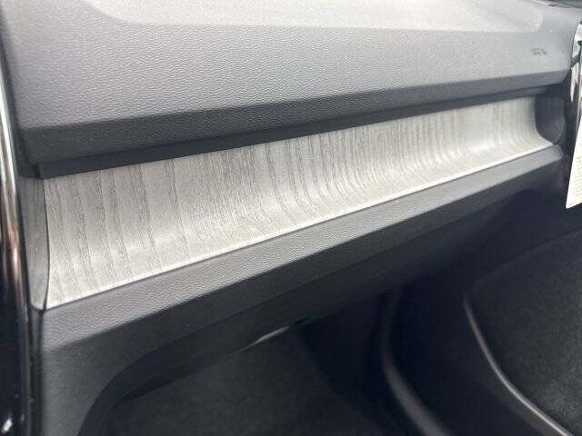 2025 Volvo XC40 B5 Ultra Bright Theme