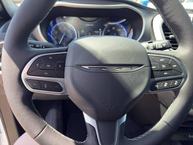 2027 Chrysler Pacifica Select
