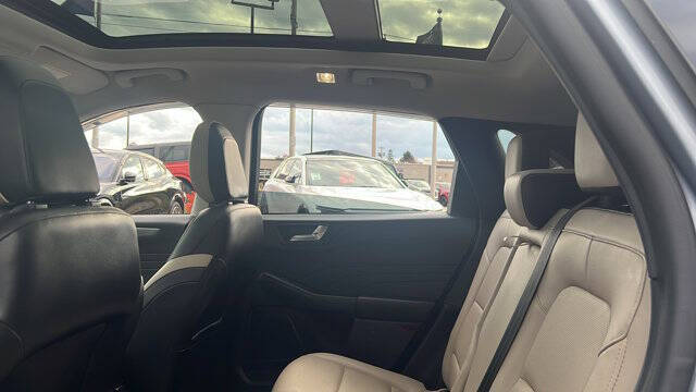 2022 Ford Escape Hybrid Titanium