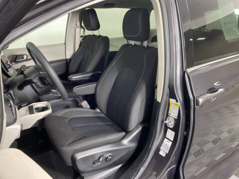 2022 Chrysler Voyager LX