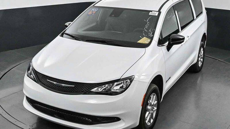 2025 Chrysler Voyager LX
