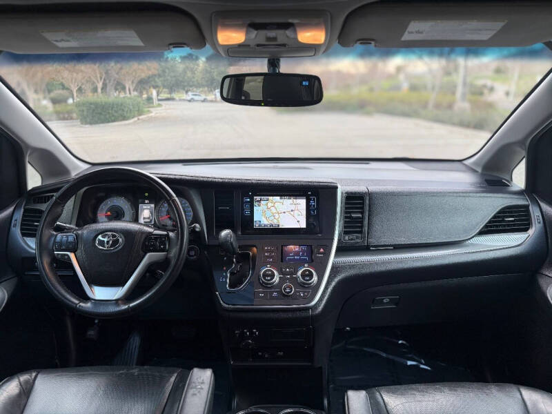 2017 Toyota Sienna SE Premium 8-Passenger