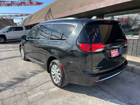 2017 Chrysler Pacifica Touring-L