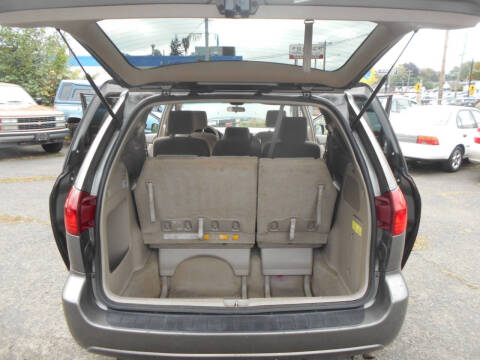 2004 Toyota Sienna LE 8 Passenger