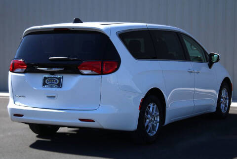 2022 Chrysler Voyager LX