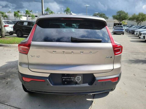 2024 Volvo XC40 B5 Ultimate Dark Theme