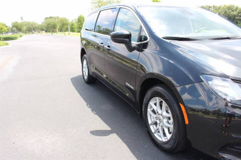 2023 Chrysler Voyager LX