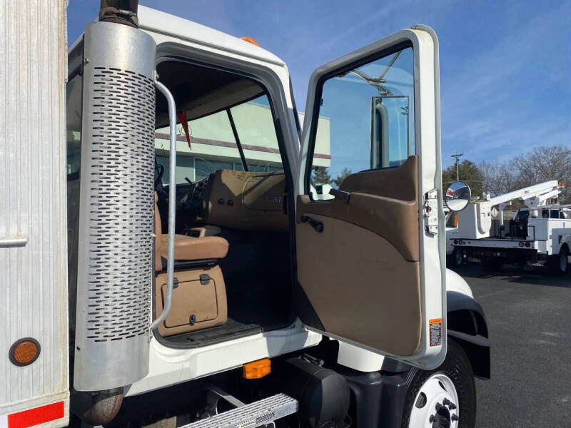 2006 Mack CV713