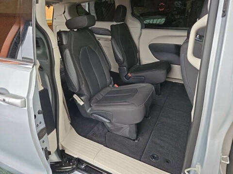 2022 Chrysler Voyager LX