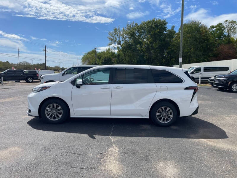 2024 Toyota Sienna LE 8-Passenger