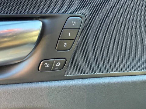 2025 Volvo XC60 B5 Plus Dark Theme