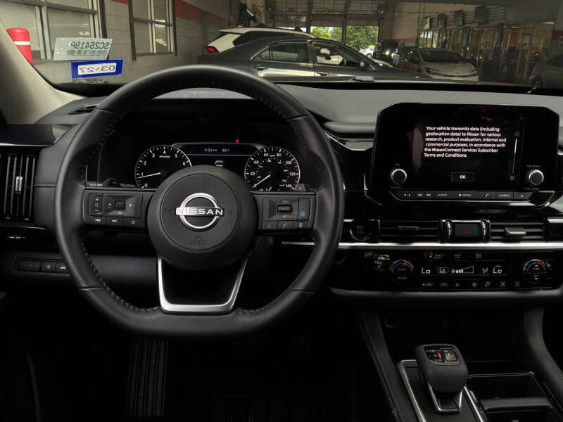 2025 Nissan Pathfinder SV