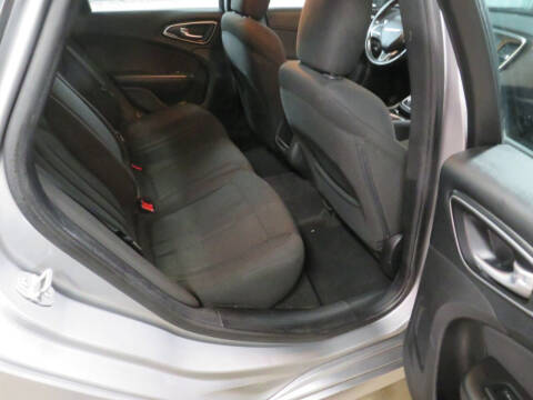 2016 Chrysler 200 LX