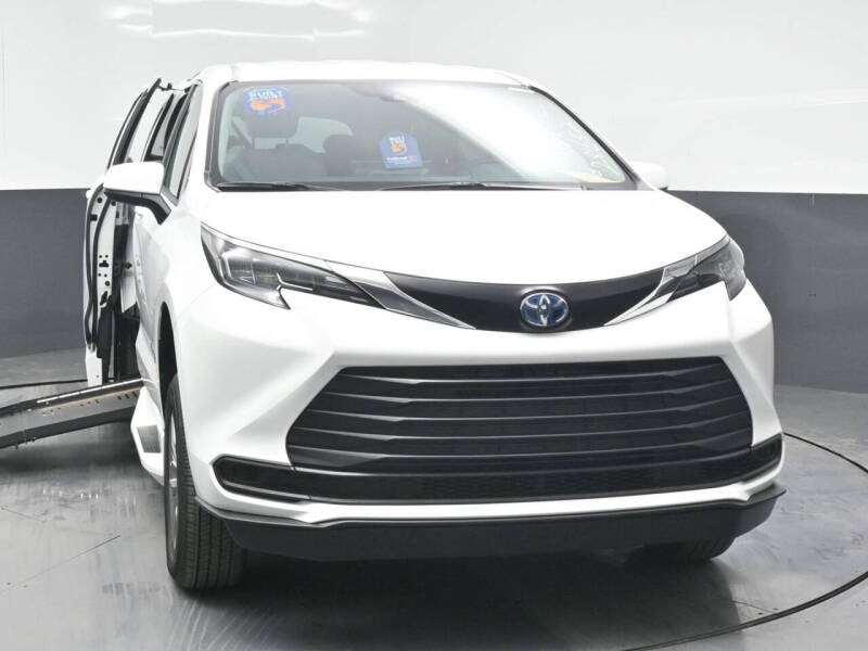 2025 Toyota Sienna LE 8-Passenger