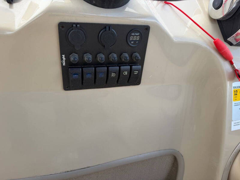 2014 Tracker MARINE FISHIN BARGE