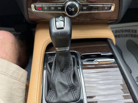 2016 Volvo XC90 T6 Momentum