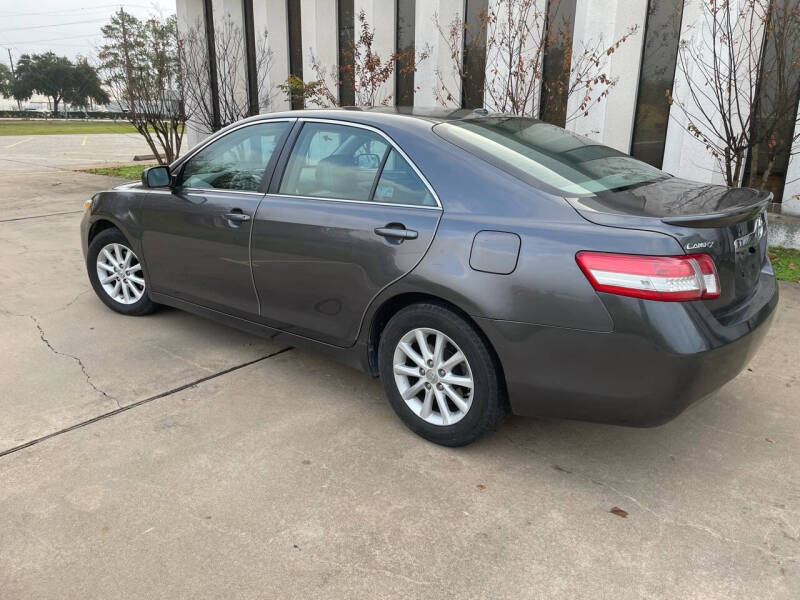 2011 Toyota Camry XLE photo 4