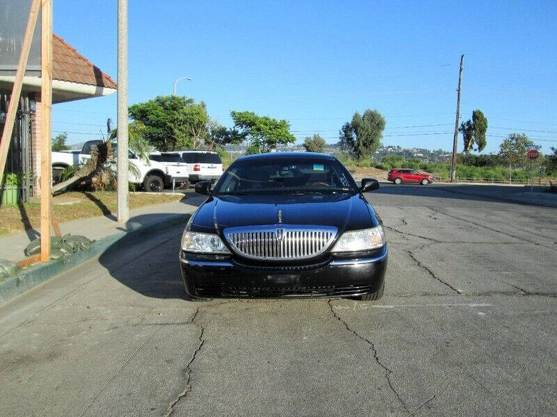 Lincoln Town Car's photo