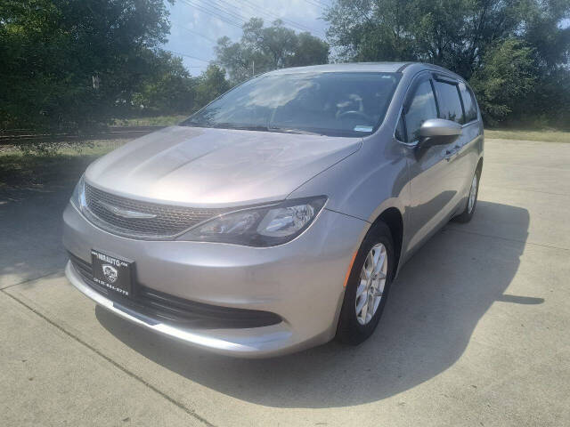 2017 Chrysler Pacifica LX's photo