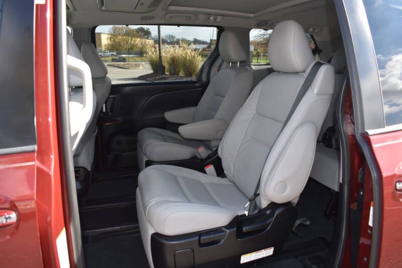 2015 Toyota Sienna Limited Premium photo 15