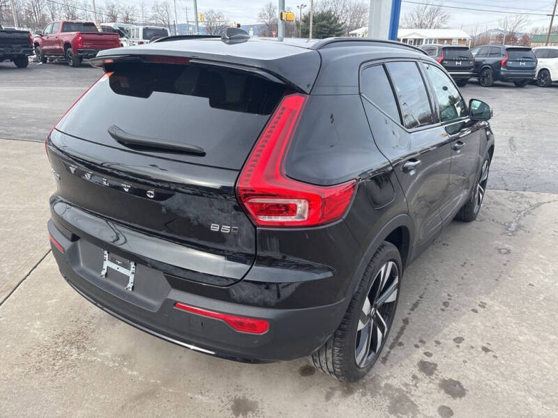 2025 Volvo XC40 B5 Plus Dark Theme