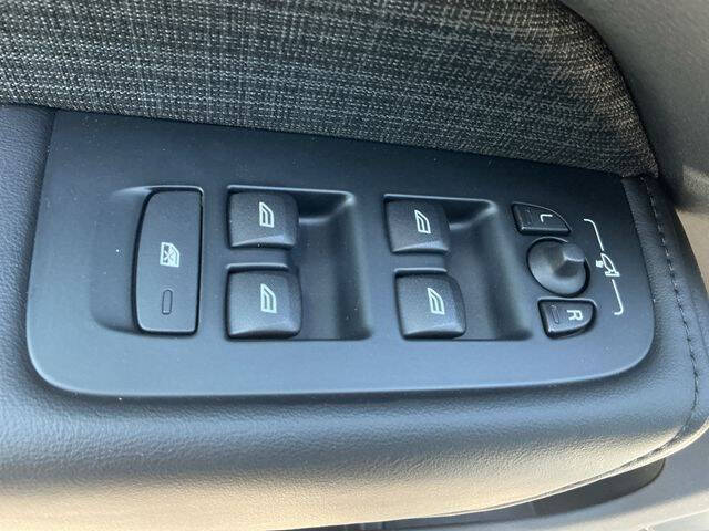 2024 Volvo XC60 B5 Core Dark Theme