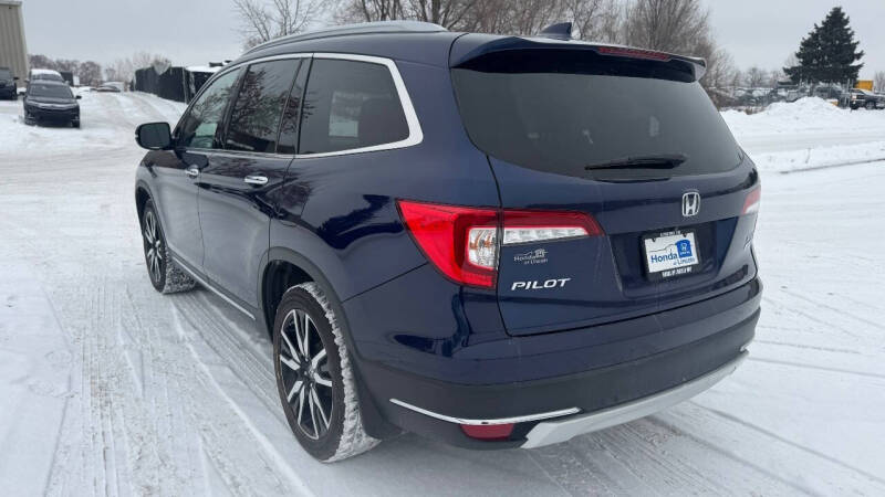 2020 Honda Pilot Touring w/Rear Captain's Chairs