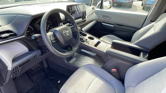 2022 Toyota Sienna LE 8-Passenger