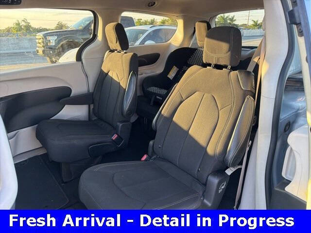 2022 Chrysler Voyager LX