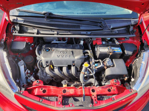 2012 Toyota Yaris 5-Door LE