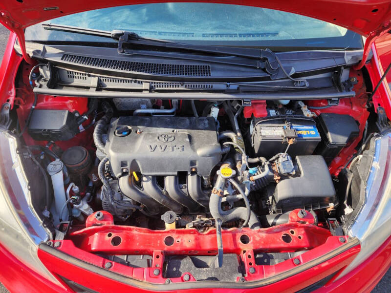 2012 Toyota Yaris 5-Door LE