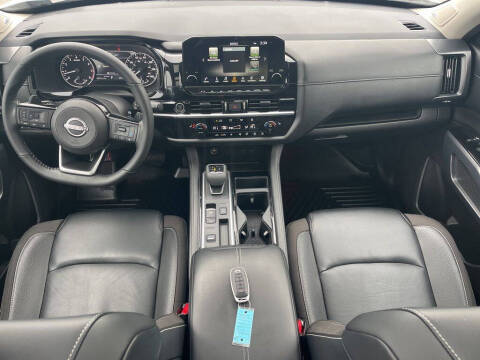 2023 Nissan Pathfinder SL