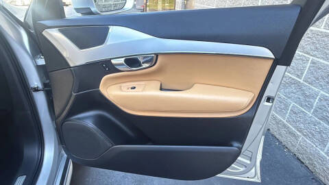 2017 Volvo XC90 T6 Momentum