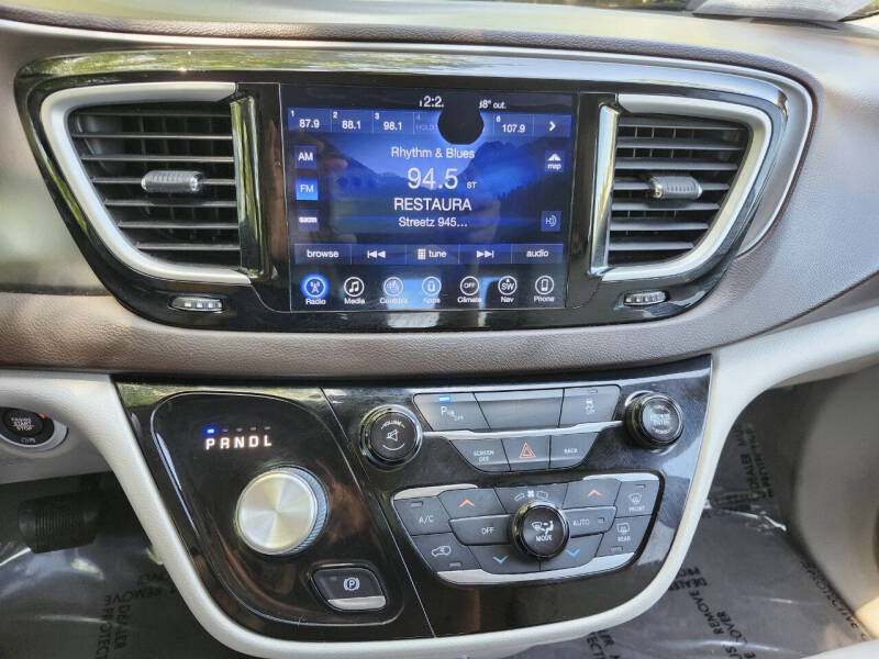 2017 Chrysler Pacifica Touring-L