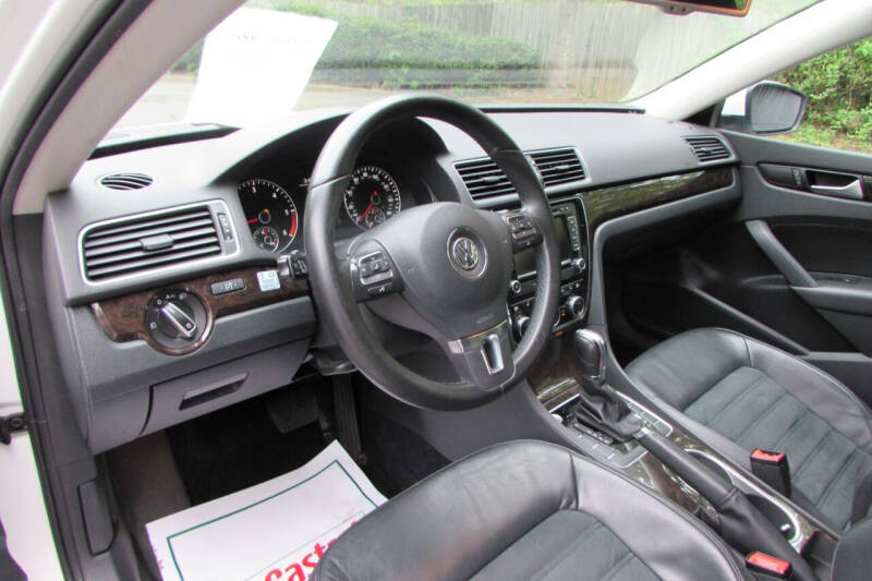 2014 Volkswagen Passat SEL Premium photo 21