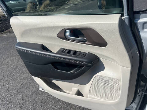 2023 Chrysler Voyager LX