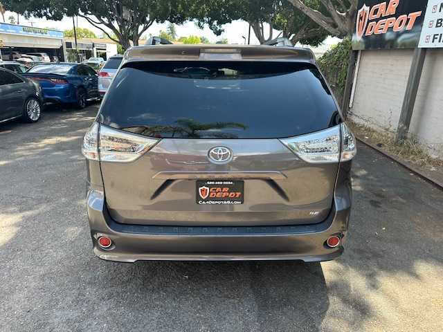 2017 Toyota Sienna SE Premium 8-Passenger