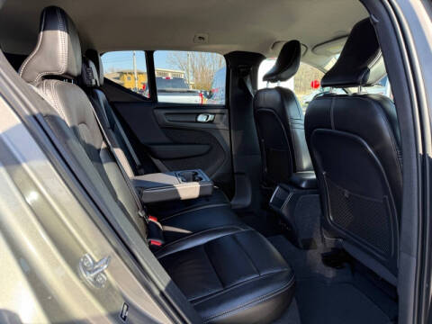 2022 Volvo XC40 T5 Momentum