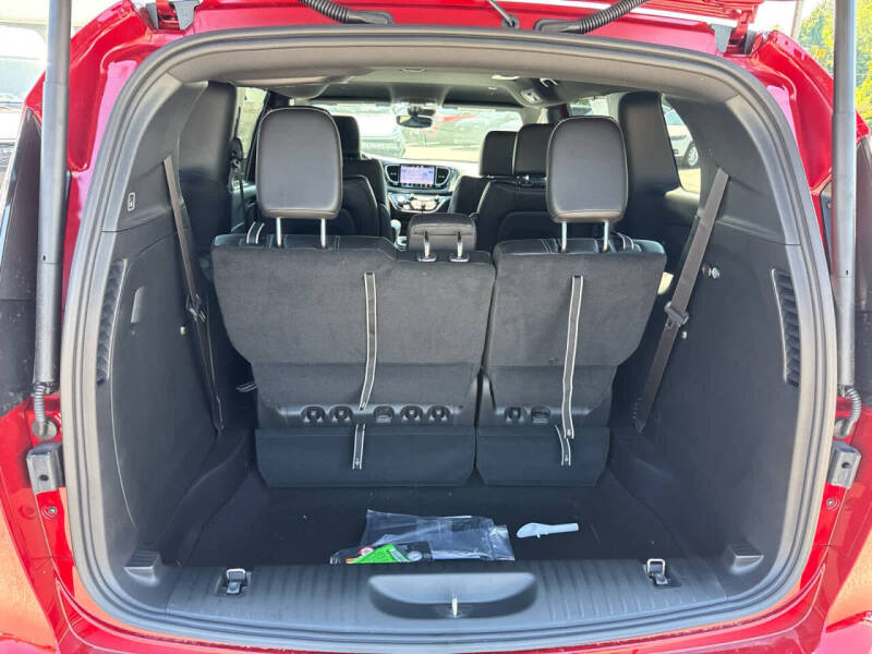 2027 Chrysler Pacifica Select