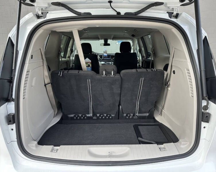 2022 Chrysler Voyager LX