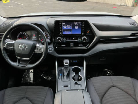 2022 Toyota Highlander LE